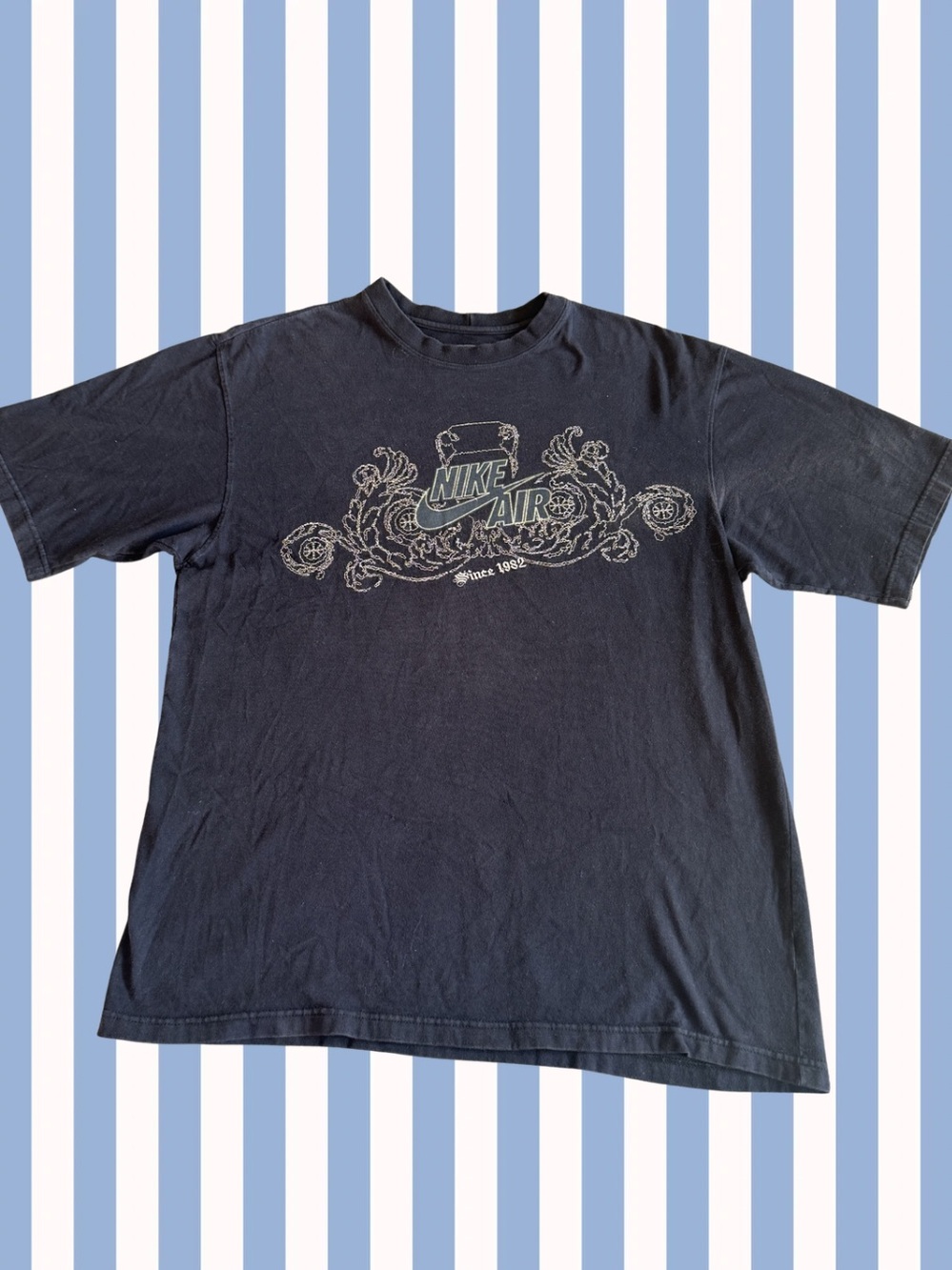 Nike - Vintage Black Short Sleeve Graphic Tee with Distressed White Logo